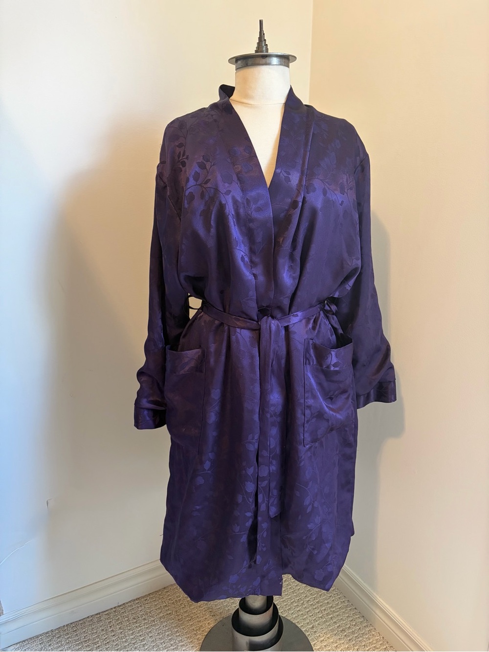 GLORIA VANDERBILT Purple Floral Satin Jacquard Robe SIZE MEDIUM
